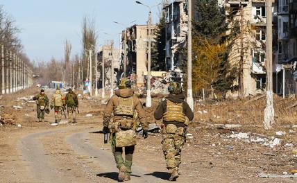 На фото: военнослужащие у разрушенных многоэтажных домов. Российские военные полностью освободили Авдеевку 17 февраля.