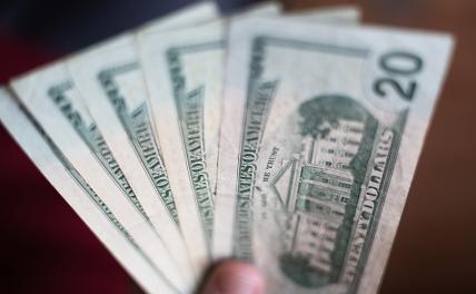 Покупать ли доллары: Эксперт назвал плюсы перехода в валюту