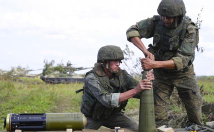 На фото: военнослужащие собирают корректируемый артиллерийский боеприпас "Краснополь"