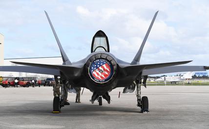 На фото: американский истребителm F-35 Lightning II