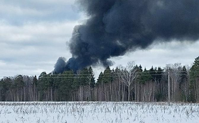 На фото: военно-транспортный самолет Ил-76 потерпел крушение вскоре после взлета с 15 людьми на борту из-за пожара в одном из двигателей