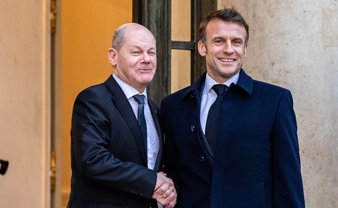 На фото: немецкий канцлер Олаф Шольц  с президентом Франции Эммануэлем Макрон