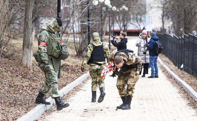 На фото: Белгород. Военнослужащие у жилого здания, поврежденного в результате попадания беспилотного летательного объекта со стороны ВСУ.
