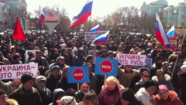 На фото: митинг в Луганске