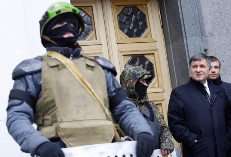 На фото: Арсен Аваков (справа на первом плане) после заседания Верховной Рады, 2014 год