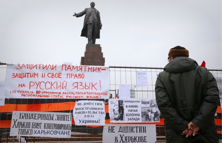 На фото: у памятника Ленину на площади Свободы в Харькове, 2014 год. 