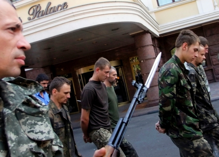 На фото: пленные военнослужащие украинской армии проходят по центру Донецка в сопровождении вооруженного конвоя, 2014 год.