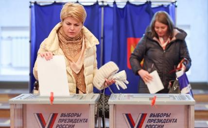 На фото: горожане во время голосования на выборах президента России на избирательном участке в Санкт-Петербурге