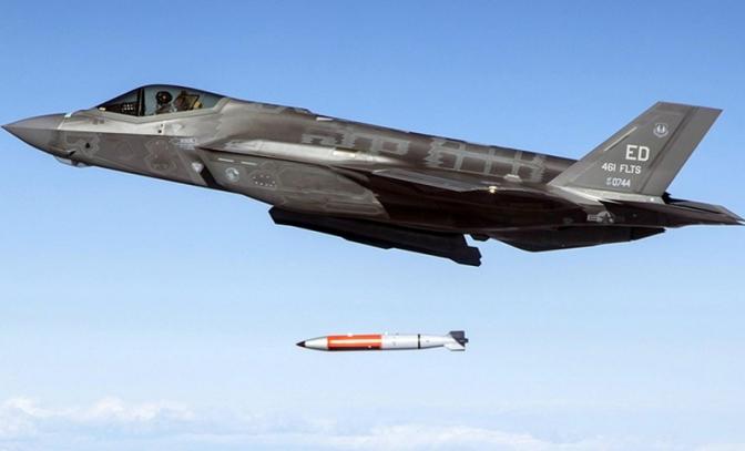 На фото: самолет F-35 Lightning ВВС США проводит испытание на падение B61-12. Как считали в 2021 году, если B61-12 когда-либо будет использоваться, он будет доставляться баллистически по воздуху либо в режиме гравитации, либо в режиме управляемого сброса.