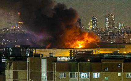 На фото: вид на горящую крышу концертного зала "Крокус Сити Холл"