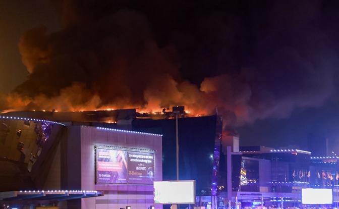 На фото: вид на горящую крышу концертного зала "Крокус Сити Холл"