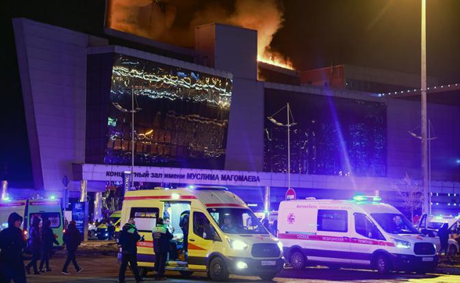 На фото: машины скорой помощи у горящего здания концертного зала "Крокус Сити Холл"