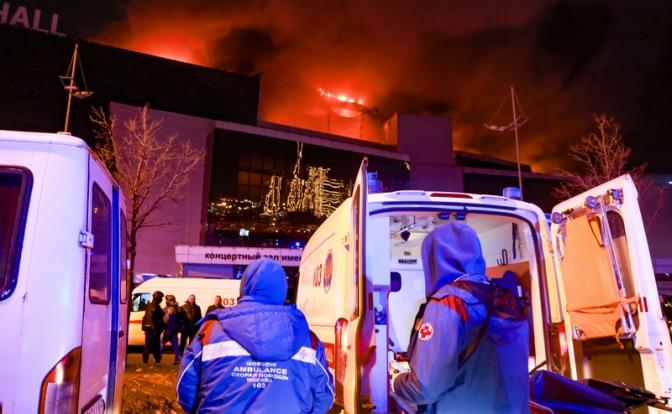 На фото: сотрудники скорой помощи у горящего здания концертного зала "Крокус Сити Холл".