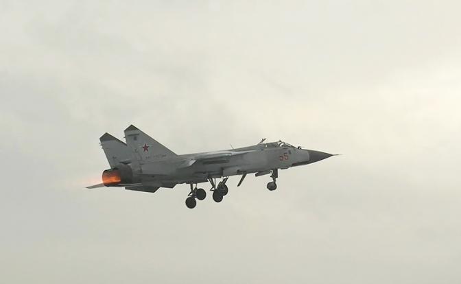 На фото: сверхзвуковой истребитель-перехватчик Миг-31