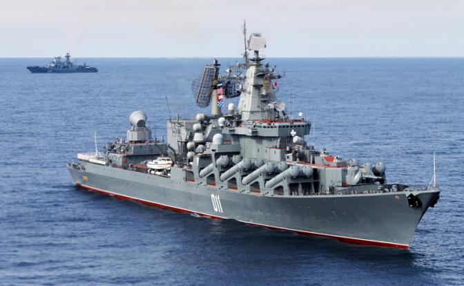 На фото: гвардейский ракетный крейсер "Варяг"