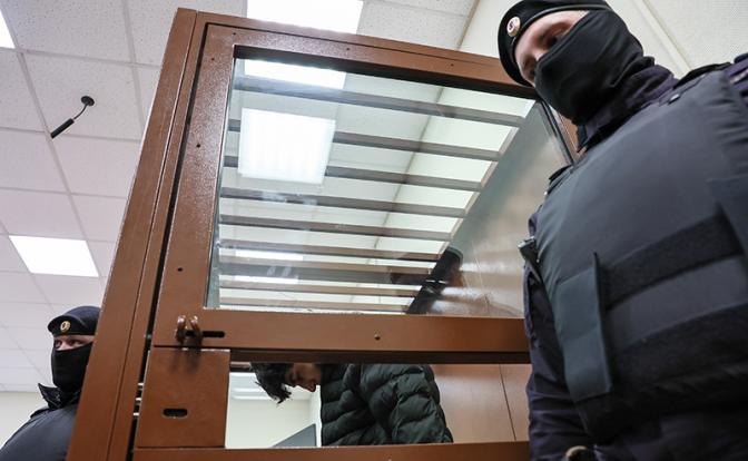 На фото: девятый фигурант дела о теракте в "Крокус сити холле" Назримад Лутфуллои (в центре) в Басманном суде