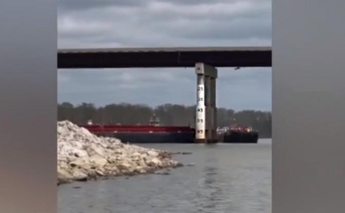 На фото: баржа врезалась в мост на водохранилище Керр в Оклахоме, США.