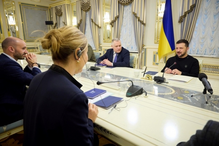 На фото: президент Украины Владимир Зеленский во время встретичи с делегацией Национальной ассамблеи Франции во главе с ее председателем Яэлем Браун-Пиве.