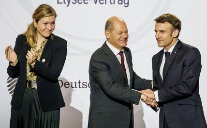 На фото: канцлер Германии Олаф Шольц, президент Франции Эммануэль Макрон(справа) и Яэль Брон-Пиве, председатель Национального собрания Франции