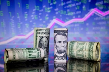 Эксперт пояснил пересмотр слишком оптимистичных прогнозов курса доллара на 2024 год
