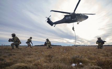 На фото: вертолет UH-60 Black Hawk