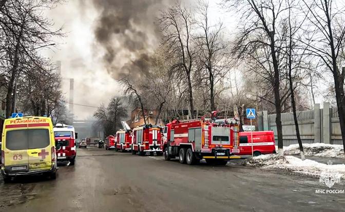На фото: Екатеринбург. Дым от пожара в лакокрасочном цехе на территории промышленной площадки.