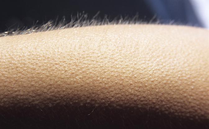 Россиянам объяснили, при каких заболеваниях возникает ощущение мурашек