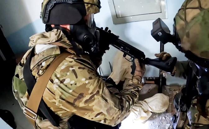 На фото: Дагестан. Сотрудники ФСБ во время спецоперации по задержанию иностранных граждан, являющихся членами террористической ячейки.