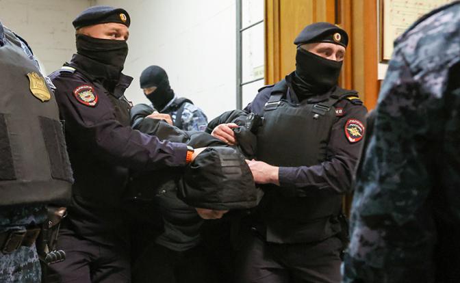 На фото: десятый фигурант дела о теракте в "Крокус сити холле" Якубджони Юсуфзода (в центре) перед началом судебного заседания в Басманном суде