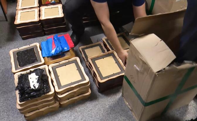 На фото: иконы, содержащие взрывные устройства и взрывчатые вещества.