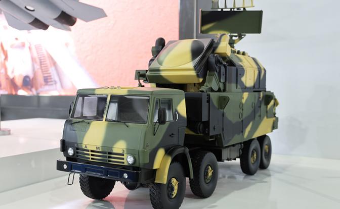 На фото: макет зенитно-ракетного комплекса "Тор-М2КМ"
