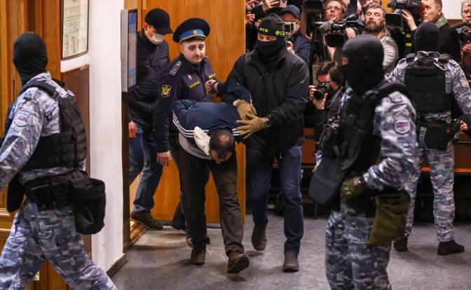 На фото: подозреваемый в теракте в подмосковном "Крокус сити холле" в Басманном суде.