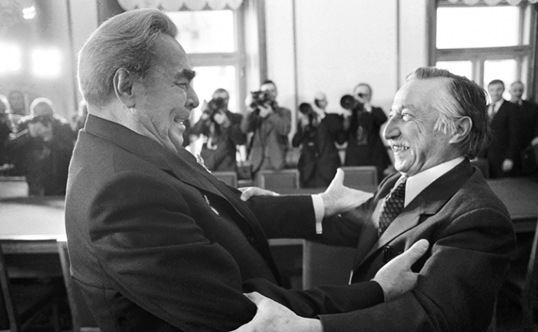 На фото: генеральный секретарь ЦК КПСС Леонид Ильич Брежнев и Генеральный секретарь Коммунистической партии Чили Луис Корвалан, получивший политическое убежище в СССР, (слева направо) во время встречи в Кремле, 1976 год.