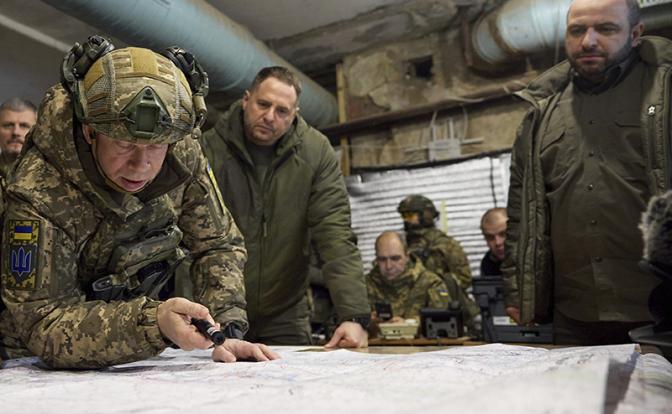 На фото слева: главком ВСУ Александр Сырский