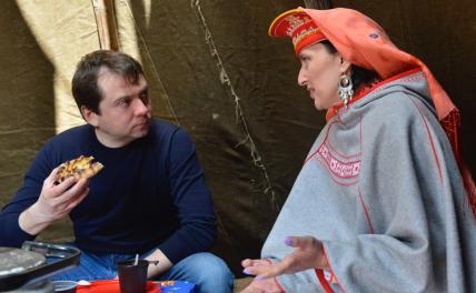 На фото: Андрей Чибис разговаривает с представителем саамской общественности во время традиционных летних саамских играх на берегу Поповского озера, Мурманская область