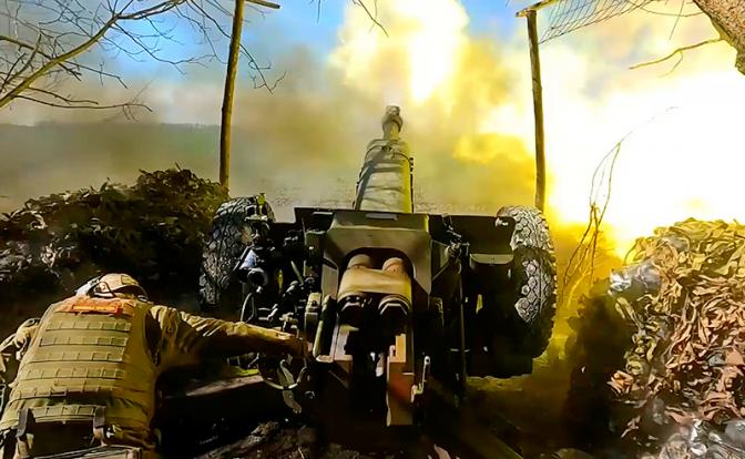 На фото: боевая работа расчета гаубицы Д-30