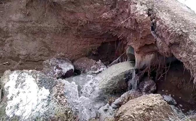 На фото: разрушенная паводковыми водами дамба пруда, располагающегося в деревне Пекейсола в Марий Эл