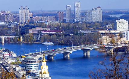 На фото: мост на реке Днепр в Киеве, Украина