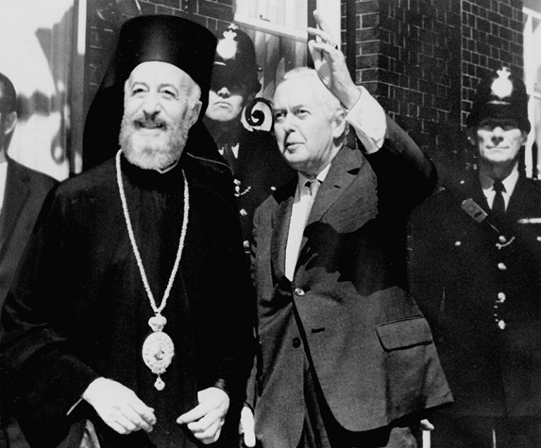 На фото: премьер-министр Великобритании Гарольд Вильсон (справа) машет представителям СМИ, когда он и архиепископ Макариос, свергнутый президент Кипра, позируют фотографам возле Даунинг-стрит № 10 в Лондоне, 1974 год.