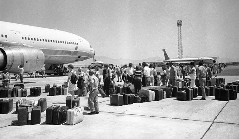 На фото: туристы с багажом на взлетной полосе в аэропорту Никосии, 19 июля 1974 года. Их отпуск внезапно прервался из-за военного переворота, произошедшего против правительства архиепископа Макариоса. Туристические организации попросили людей покинуть Кипр.