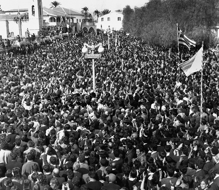 На фото: демонстрация в Никосии (Кипр) 3 марта 1972 года в поддержку архиепископа Макариоса после того, как епископы церковного синода потребовали его отставки как президента.
