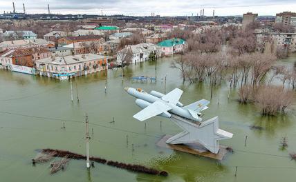 На фото: вид на подтопленную площадь Гагарина в результате прорыва дамбы в Орске, Оренбургская область. Дамбу прорвало в ночь на 6 апреля, очередной прорыв произошел вечером того же дня.