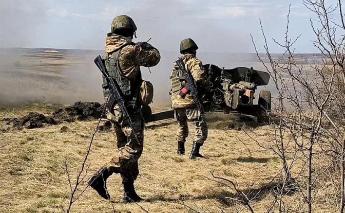 На фото: боевая работа расчета противотанкового орудия МТ-12 "Рапира" в зоне СВО.