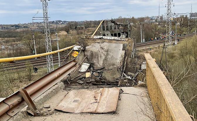 На фото: вид на частично обрушившийся Панинский путепровод