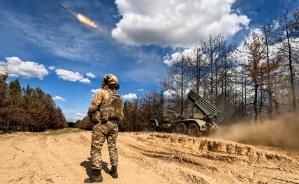 На фото: боевая работа самоходной реактивной системы залпового огня (РСЗО) "Град" реактивного дивизиона "Лотос" группировки войск "Днепр" в зоне проведения специальной военной операции.