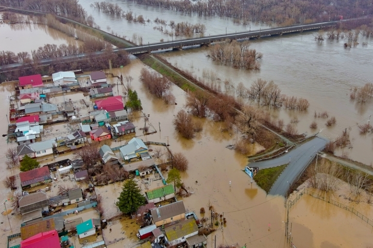 На фото: подтопленные жилые дома в микрорайоне Старый город, Орск, Оренбургская область.