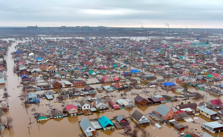 На фото: подтопленные жилые дома в микрорайоне Старый город, Орск, Оренбургская область.