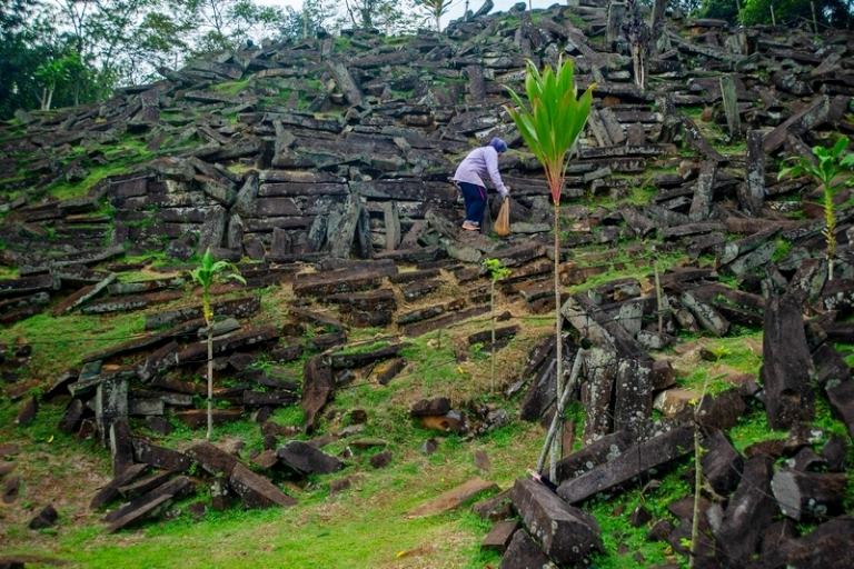 На фото: вид на Гунунг Паданг в Чианджуре, Западная Ява, Индонезия. Территория разделена на пять террас и представляет собой доисторическое место на Западной Яве.