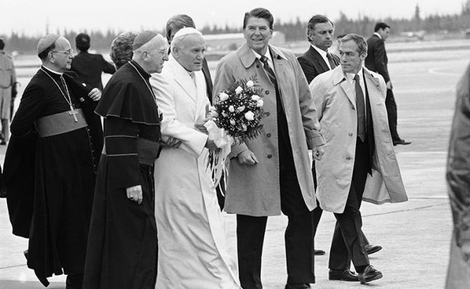 На фото: президент США Рональд Рейган (справа в центре) с Папой Иоанном Павлом II