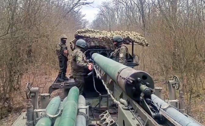 На фото: военнослужащие группировки войск "Восток" во время боевой работы реактивной системы залпового огня "Ураган" на Южно-Донецком направлении.